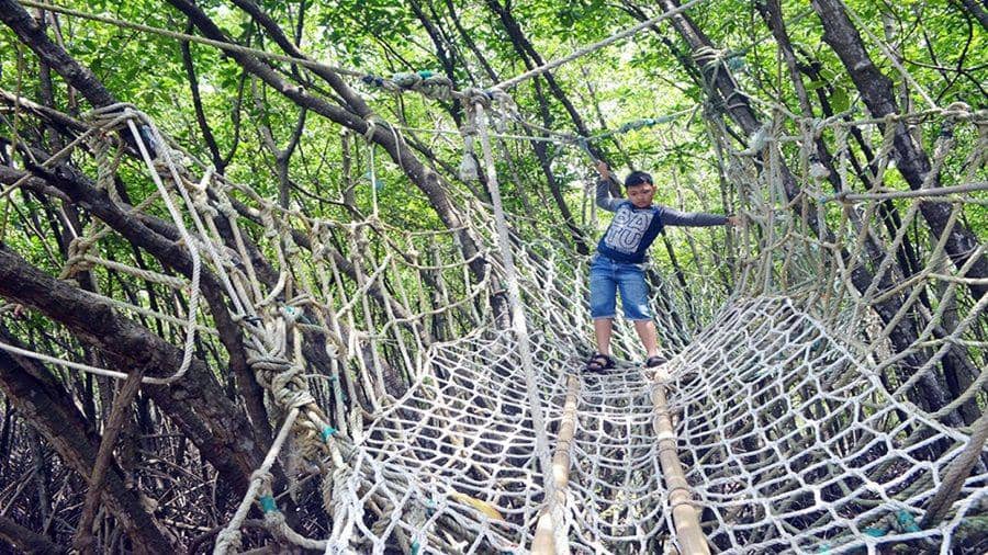 Pangkalan Wisata Bahari Kennedy: Jantung Hiburan Pantai Cilacap